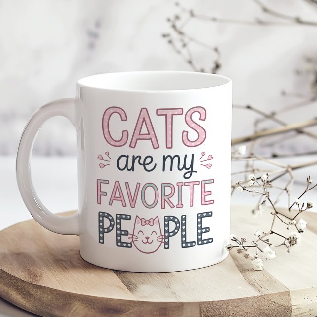 "Katt är mina favoriter", Lusnye Cat Mamma Kaffemugg ("Cats Are My Favorite People" Funny Cat Mom Coffee Mug on a boho kitchen table with tiny dry flowers)