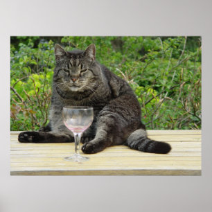 Katt "Bram" på bord med ett vinexponeringsglas Poster