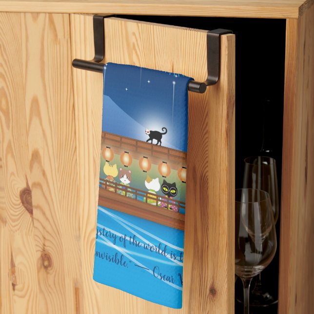 Katt Delight i Fireworks ombord på en husbåt Kökshandduk (Thirds Fold)