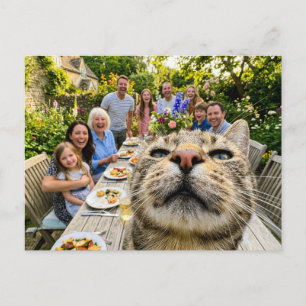 Katt fotobomber familjens trädgårdsmiddag vykort
