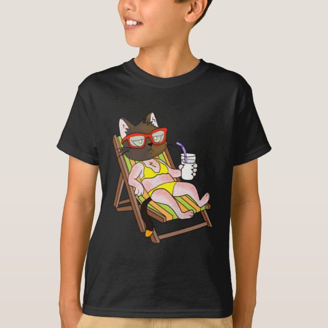 Katt i bikini på strandstol dricker t shirt (Framsida)