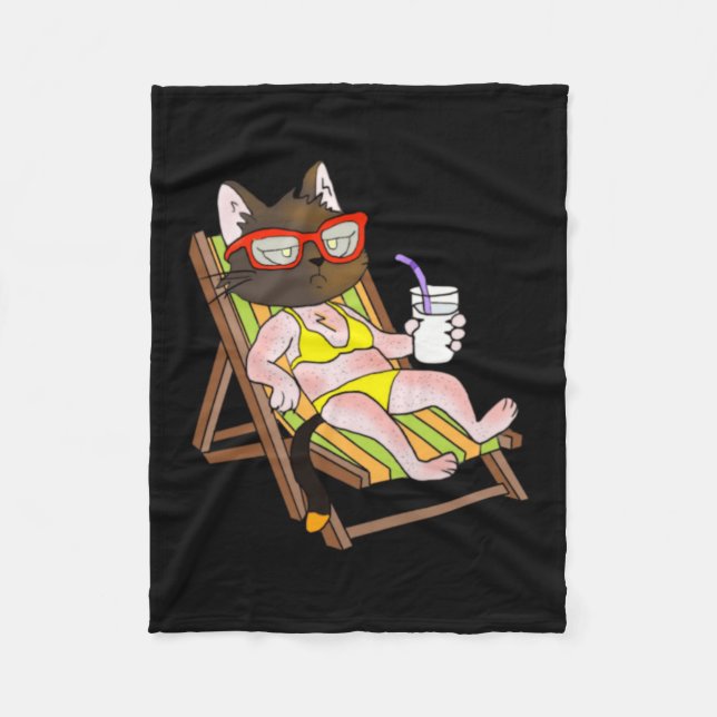 Katt i bikini på strandstol som dricker fleecefilt (Framsidan)