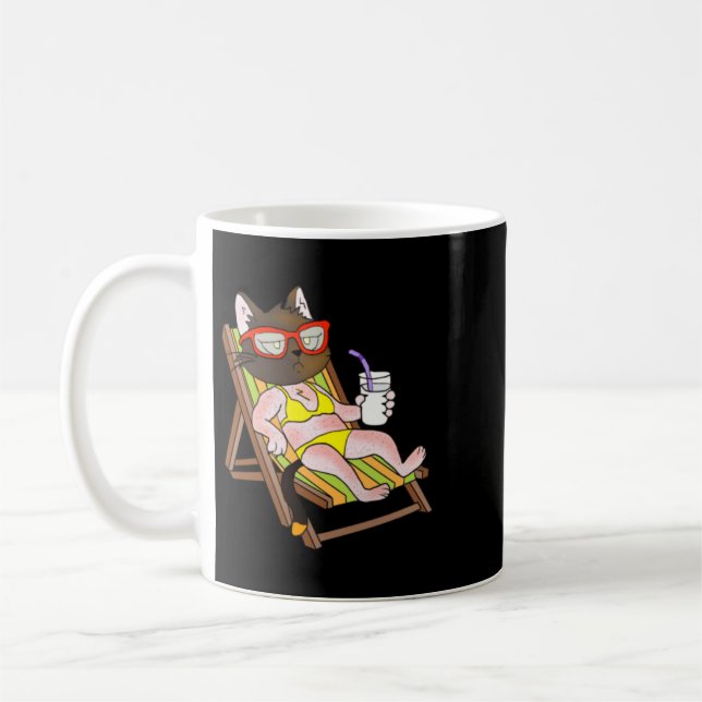 Katt i bikini på strandstol som dricker kaffemugg (Vänster)