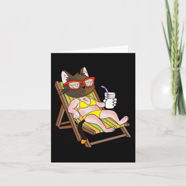 Katt i bikini på strandstol som dricker kort (Framsida)