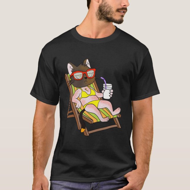 Katt i bikini på strandstol som dricker t shirt (Framsida)