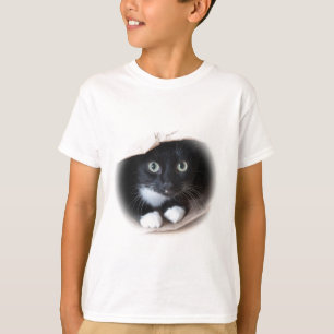 Katt i en hänga lös tee shirt