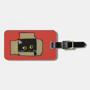 Katt i en röd boxas bagagebricka