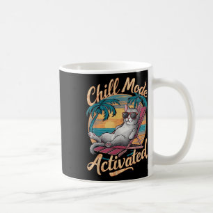 Katt i kylläge med aktiverad katt med lock på båge kaffemugg