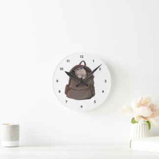 Katt i Ryggsäcksklocka – Whimsical Höst Rund Klocka