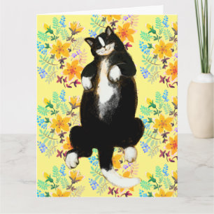 Katt i smoking sover på blommig säng kort