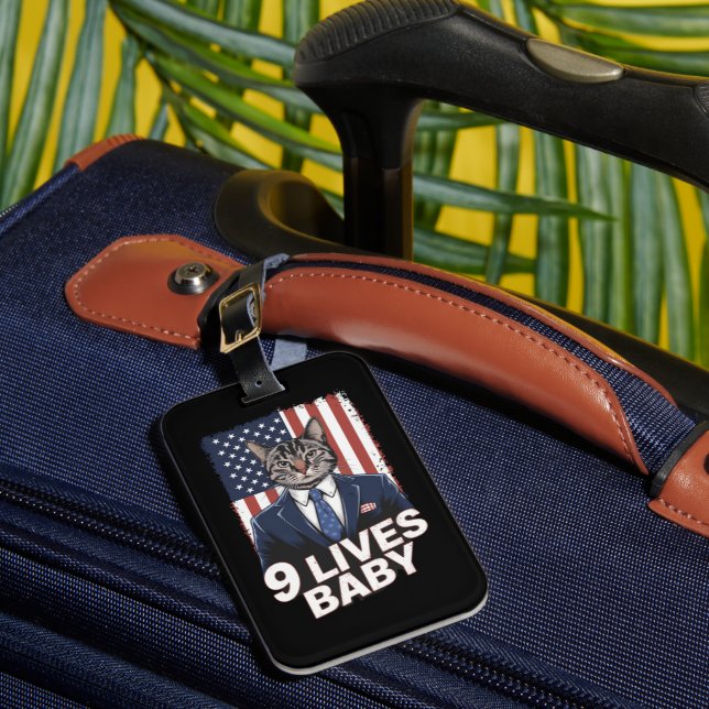 Katt i Suite med Trump Hair American Flagga 9 Live Bagagebricka (Framsida Insitu 1)