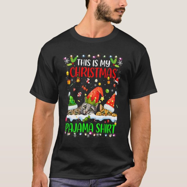 Katt jul 2022 Det här är min julpyjamas T Shirt (Framsida)