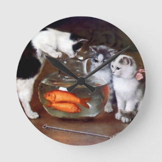 Katt Kittens Fiske i en fiskBowl-målning Rund Klocka
