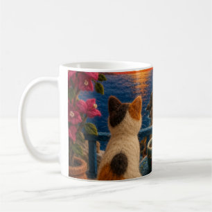 Katt med flera färger som tittar på solnedgång vid kaffemugg