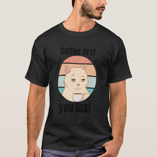 katt med kaffe kontor roliga saker 7 t shirt (Framsida)