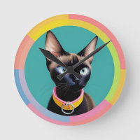 Katt med slående ögon vid cirkulärt spegel