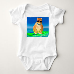 Katt med solglasögon som surfar i havet t shirt