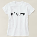 Katt med Tass Emoticon ฅ^ ・ ・^ฅ japanska Kaomoji T Shirt<br><div class="desc">Cute Geeky Asian Roligt Kitten with Tass ฅ^ ・ ・^ฅ Kaomoji Japanska Emoticons ASCII Text Art Ansikte Mark. Globe Trotters specialiserar sig på idiosynkratiskt bildmaterial från hela världen. Här hittar du unika hälsningskort,  vykort,  Poster,  Mousepads med mera.</div>