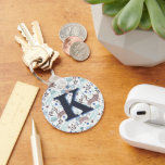 Katt Mönster, blå Grått-monogram Nyckelring<br><div class="desc">Utformning av kattbelysning i söt neutralt grått och blå färg mönster. Anpassa den här snyggten illustration av katten med mönster-design med din monogramstart eller början av kattlovern i ditt liv. Gör en underbar gåva till katten mamma eller katt pappa för att visa sin kattdjur kärlek! Monogram på framsidan, i ett...</div>