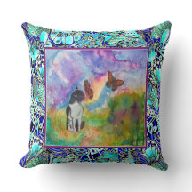 Katt och dekorativ kudde för monarker (bevingad