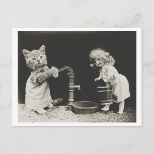 Katt och doll vid Vatten Pump Vintage Odness Vykort