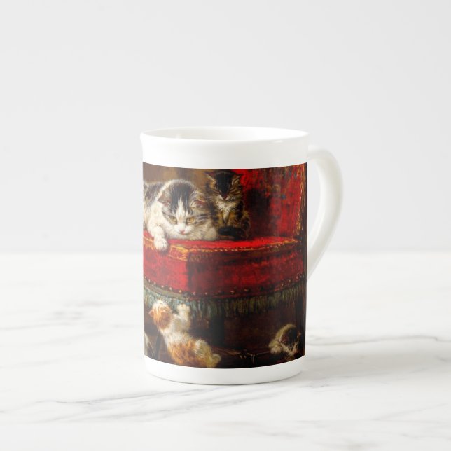 Katt och kattungar som leker med stol benporslin mugg (Framsida höger)