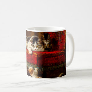 Katt och kattungar som leker med stol kaffemugg