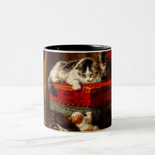 Katt och kattungar som leker med stol Två-Tonad mugg