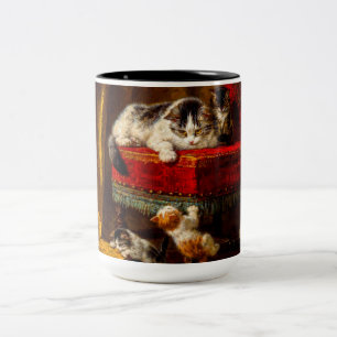 Katt och kattungar som leker med stol Två-Tonad mugg