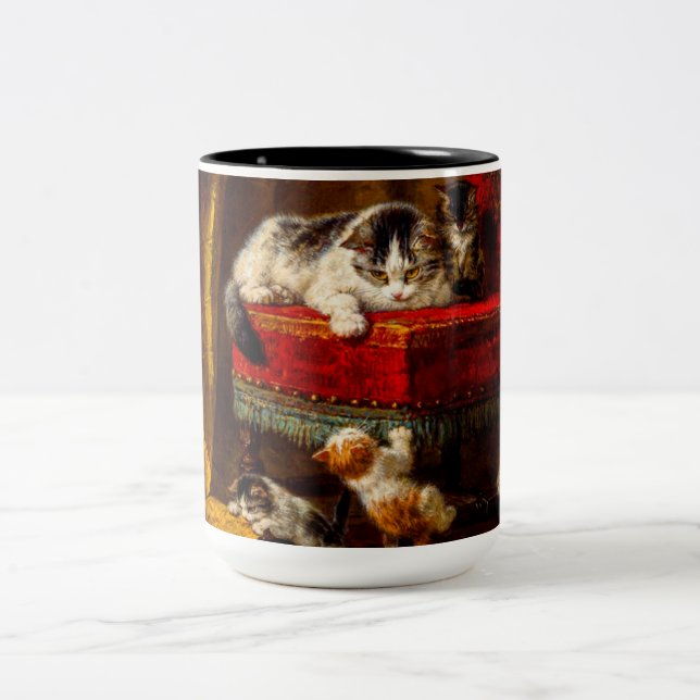 Katt och kattungar som leker med stol Två-Tonad mugg (Center)