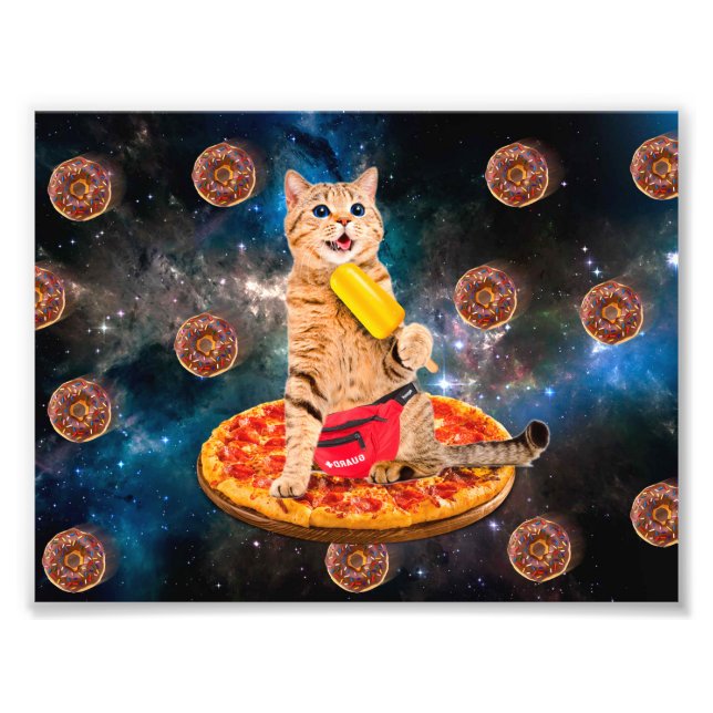 Katt på en pizza som äter is ensam fototryck (Framsidan)