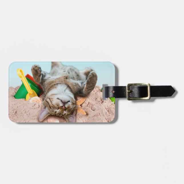 Katt på strand och blå himmel bagagebricka (Horisontell Framsida)