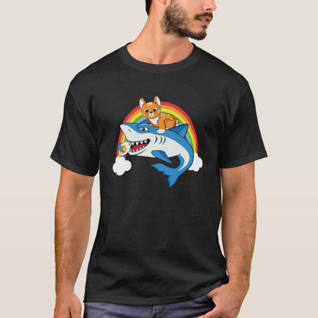Katt Ridande Haj Äter Ägg Med Regnbåge För Ägg T Shirt (Framsida)