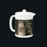 Katt "SÄTT DIN TEA OCH MATA MIG"-Tekanna<br><div class="desc">Ord av visdom som talas av en skicklig katt - "PUT DOWN ERA TEA & MATA MIG" En viktig påminnelse medan du njuter av teet - att mata katten! Tur design med min räddade katt! Originalfotografi av Sunny Copyright 2011</div>