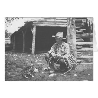 Katt som äter ut ur en kaffecan med en hälsningskort