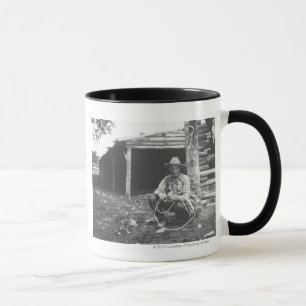 Katt som äter ut ur en kaffecan mugg