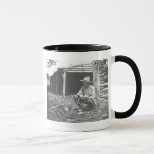 Katt som äter ut ur ett kaffe Can. Mugg