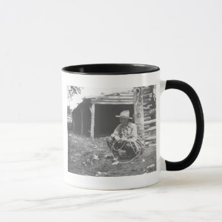 Katt som äter ut ur ett kaffe Can. Mugg
