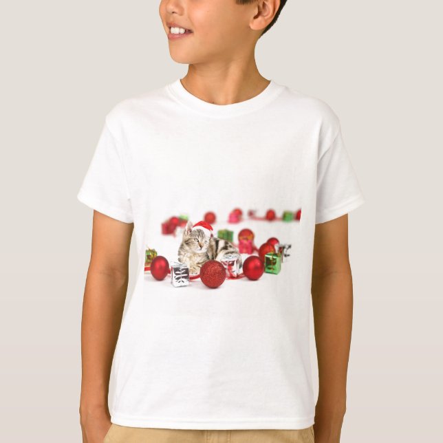 Katt som bär röd tomteluva julgransprydnad t-shirt (Framsida)