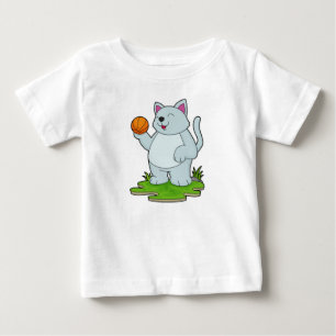 Katt som basketspelare med basket t shirt