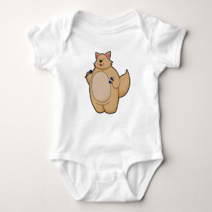 Katt som Dart-spelare med mörka T Shirt