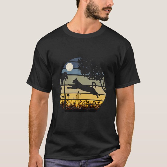Katt som hoppar i Fält i blommor Måne Natten T Shirt (Framsida)