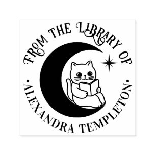 Katt som läser i en halvmånebiblioteksbok namn självfärgande stämpel