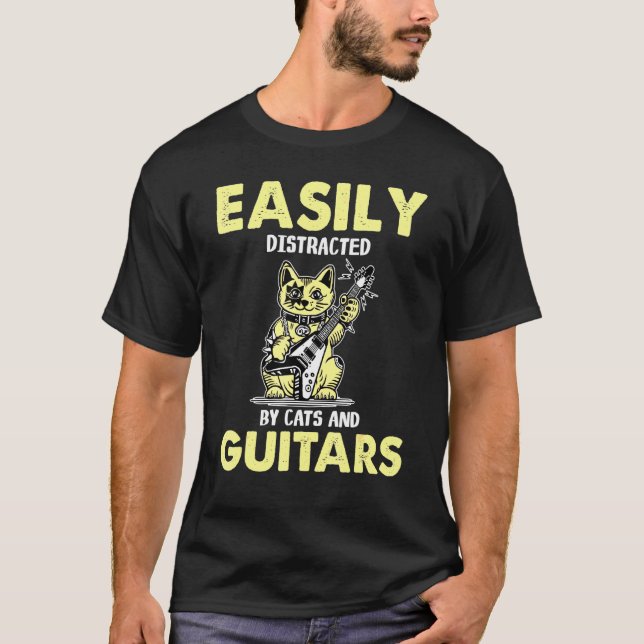 Katt som leker Guitar lätt distraherat av katter o T Shirt (Framsida)