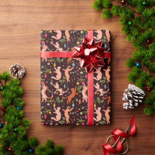 Katt som leker med julprydnader presentpapper