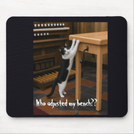 Katt som repor en orgelbänk musmatta