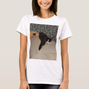 Katt som sipprar ovanpå Couch Womens Basic T-Shirt