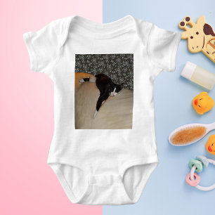 Katt som sipprar ovanpå Kumch Spädbarnskötare Tee