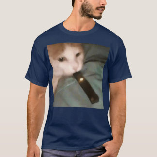 katt som slår en tjock ånga t shirt