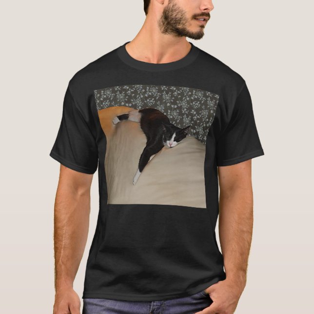Katt som sover ovanpå Couch Manar Basic Mörk Shirt T-shirt (Framsida)